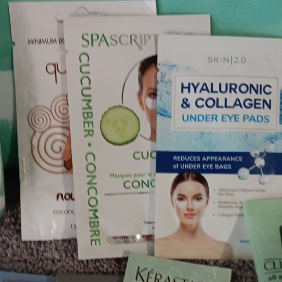 Clinique Green & White Striped Tote with Cosmetic Bag Filled With New Makeup! - Picture 5 of 8